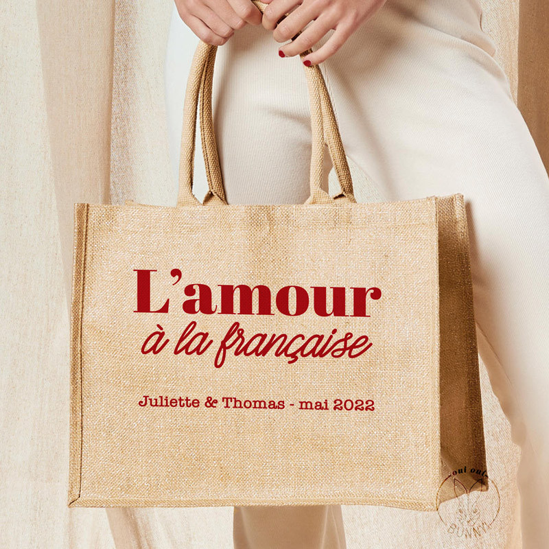 Sac jute "L'amour à la française" avec personnalisation "Juliette & Thomas - mai2022", écriture rouge