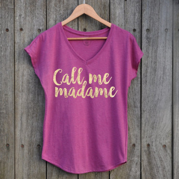 T-Shirt Call me Madame col V, couleur framboise, marquage doré