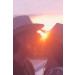 Couple s'embrassant au coucher du soleil, portant des chapeaux de paille blancs style Panama